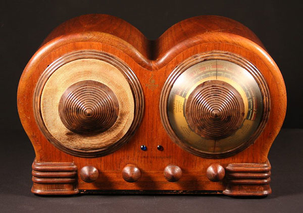 Emerson-Model-BD-197-Mae-West-Table-Radio-1938-1939.jpg